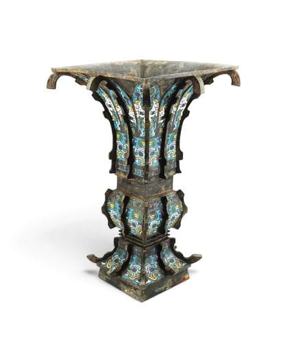 CINA
Vaso in bronzo di forma Gu con decorazioni in