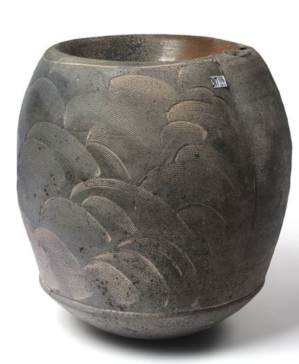 埃里克·阿斯图尔（1954）
陶瓷花瓶，饰有风格化的刻纹。底座下方有埃里克·阿斯图尔的签名。法国学派