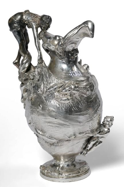 伊格纳茨·曼施（1867—1925）。据传为该艺术家作品。
大型新艺术风格镀银的金属水壶，饰有“小天