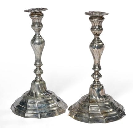 Par de candelabros de plata fundida con nervaduras