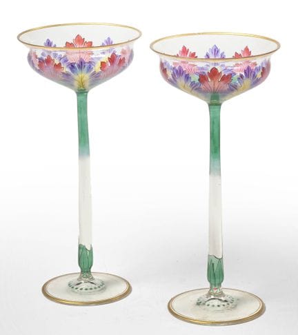 Une paire de coupes sur pieds Art Nouveau en verre