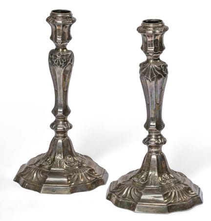 Coppia di candelieri in argento con decorazione a 