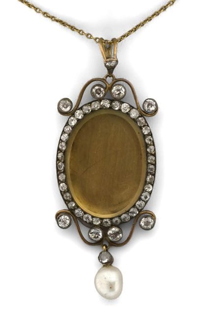 Colgante de oro amarillo de 14 quilates engastado 