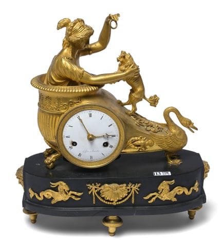 Reloj de pie de estilo Imperio en bronce dorado y 