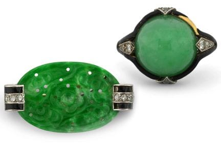 Un anello Art Déco in platino con giada taglio cab