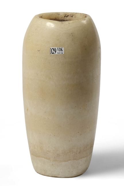 雕刻雪花石膏制成的椭圆形花瓶。埃及工艺品。年代：约公元前1300年，第十八王朝末期至第十九王朝初期。