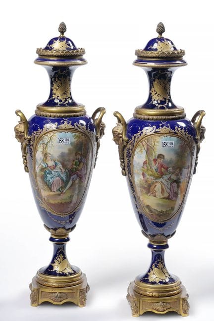 一对朗普雷城堡（Château de Longpré）风格的带盖瓷花瓶，仿塞夫勒（Sèvres）风格