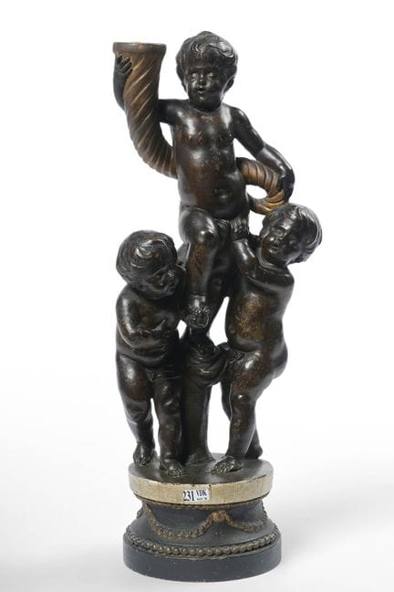 Eine Terrakotta-Fackel mit brauner Patina und eine