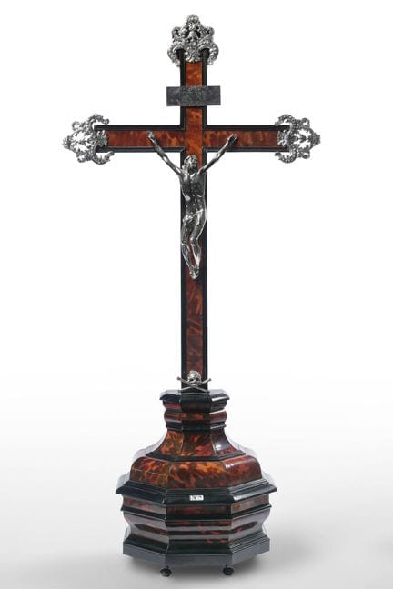 «Cristo en la cruz» de plata sobre una cruz de mad