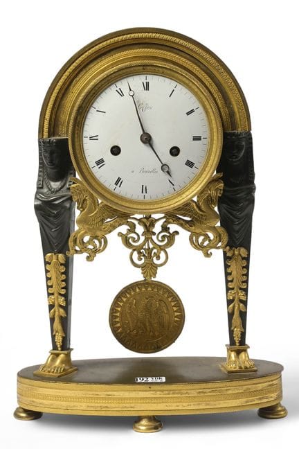 Reloj de péndulo tipo pórtico del Directorio, de b