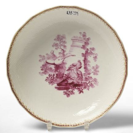 Compotier en porcelaine de Tournai à bord chantour