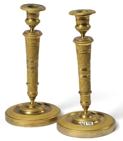 Coppia di candelieri da sala in bronzo dorato, con