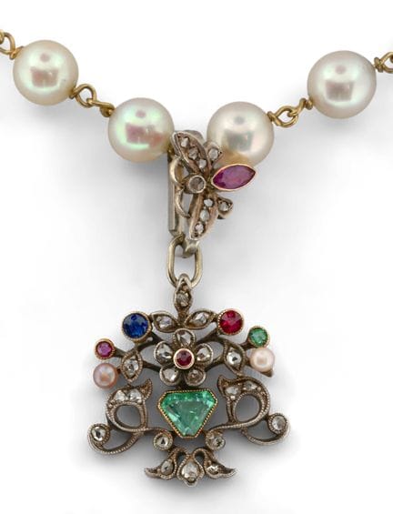 Collar de perlas de cultivo con una cadena de oro 