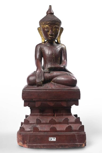 "Buddha raffigurato seduto" in legno intagliato e 