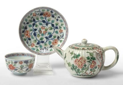 Set di porcellana composto da: una teiera con deco