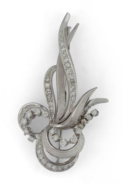 "Knot" brooch in 18-karat white gold set with bril
