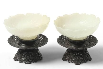 Coppia di coppe in giada bianca scolpita con decor