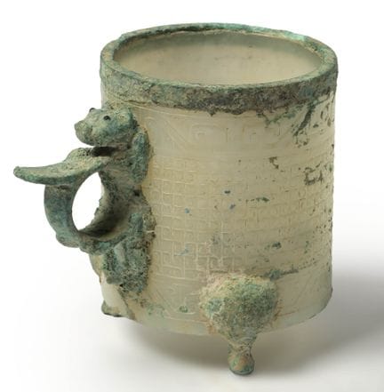 Piccola tazza in giada chiara scolpita, con base a