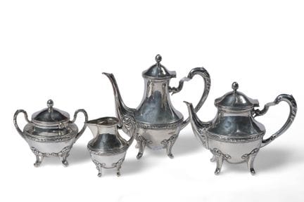 800/1000纯银茶具及咖啡具套装，包括：茶壶、咖啡壶、带盖糖罐和奶壶。 带有皮埃蒙特大区亚历山德