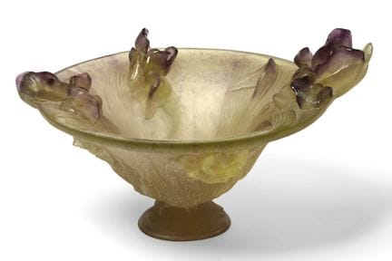 DAUM FRANCE
Une coupe en pâte de verre à décor d'"
