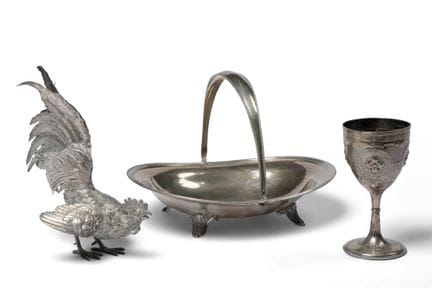 Set di tre oggetti in argento composto da: un cest