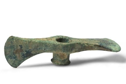 Testa d'ascia in bronzo. Opera cinese. Periodo arc