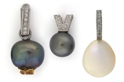 Tres colgantes: un colgante de oro blanco de 18 qu