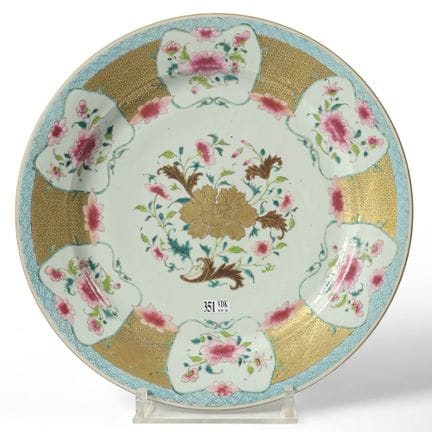 Große Schale mit Blumenmuster in „Famille-Rose“-Gl