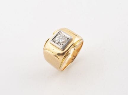 Anillo de sello de oro amarillo (750) y platino (8