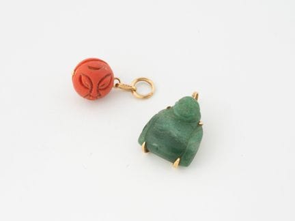 Dos colgantes de oro amarillo (750) que representa