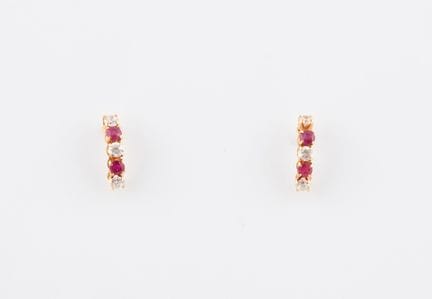 Paire de boucles d'oreilles en or jaune (750) form