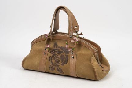 DIOR
Sac bowling en veau velours beige.
Doublure e