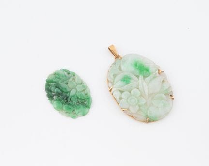 Dos placas ovaladas de jade talladas con motivos f
