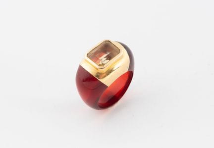 Bague jonc en résine rouge centrée d'une plaque en