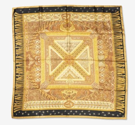 HERMES
Carré en twill de soie imprimé, modèle Sur 