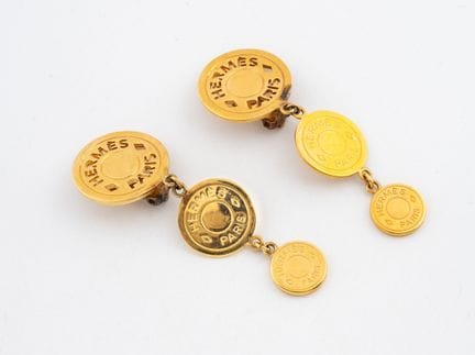 HERMES
Par de pendientes de metal dorado con tres 