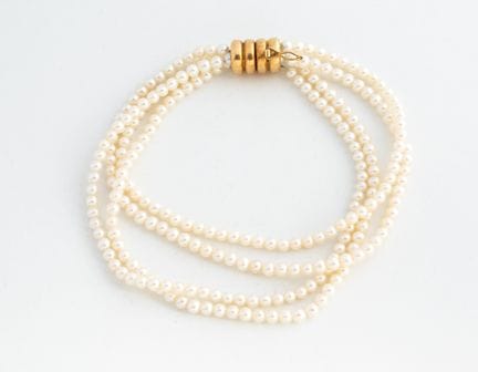 Pulsera formada por cuatro hileras de pequeñas per