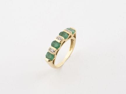 Bague en or jaune (750) centrée de quatre émeraude