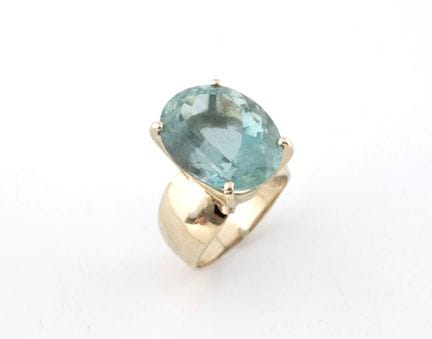 Bague en or gris (750) centrée d'une aigue-marine 