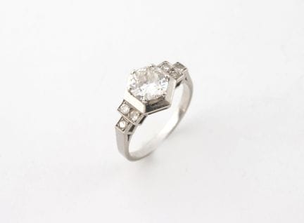 Bague en platine (950) ornée d'un diamant taille a