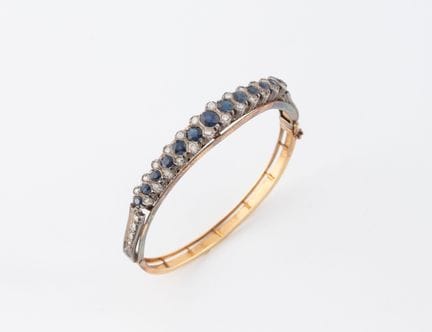 Pulsera tipo brazalete semiabierta de oro amarillo