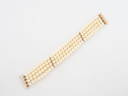 Pulsera formada por cuatro hileras de perlas de cu