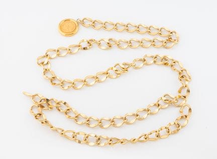 CHANEL, Paris 
Ceinture en métal doré à maillons o
