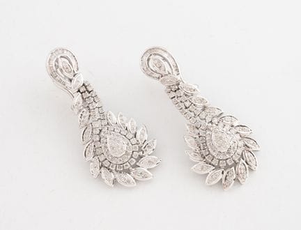 Paire de pendants d'oreille en or gris (750) à mot
