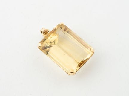Colgante de oro amarillo (750) adornado con un cit