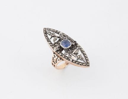 Anillo de oro blanco (750) con diseño calado, con 