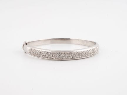 Pulsera tipo brazalete semiabierta de oro blanco (