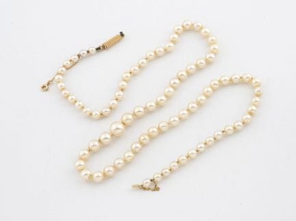 Collar de perlas cultivadas blancas con un ligero 