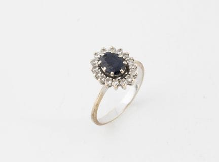 Anillo «marguerita» de oro blanco (750) con un zaf