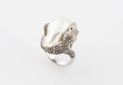 Anillo de cóctel de oro blanco (750) con un motivo